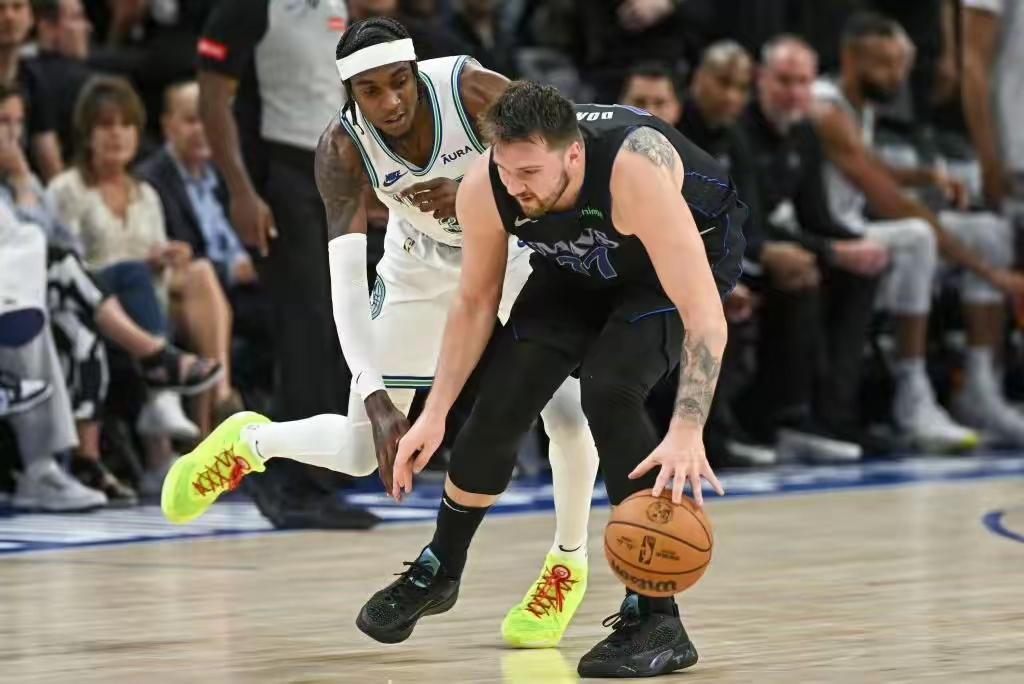 九游体育数据平台-明尼苏达森林狼训练开放日；集结日遗憾出局引欢呼；NBA常规赛在即；训练强度明显提升的简单介绍